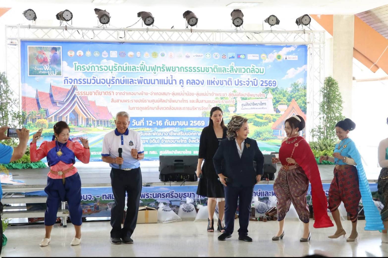 title - นายเดชาธร เชาว์เลขา รองผู้ว่าราชการจังหวัดพระนครศรีอยุธยา เป็นประธานในพิธีเปิดโครงการอนุรักษ์และฟื้นฟูทรัพยากรธรรมชาติและสิ่งแวดล้อม กิจกรรมวันอนุรักษ์และพัฒนาแม่น้ำ คู คลอง แห่งชาติ ประจำปี 2569 ณ ท่าชัยยุทธ ศูนย์ส่งเสริมและพัฒนาอาชีพเสริมนอกภาคการเกษตร (ศูนย์ศิลปาชีพบางไทรฯ (เดิม))
